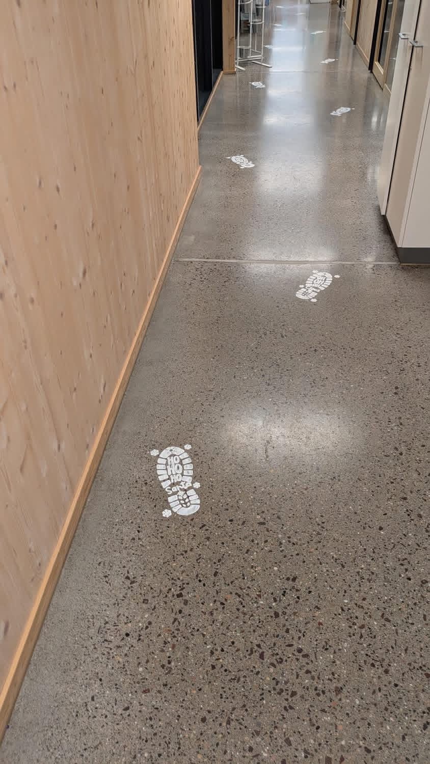 Fotsporene i gangen viser vei