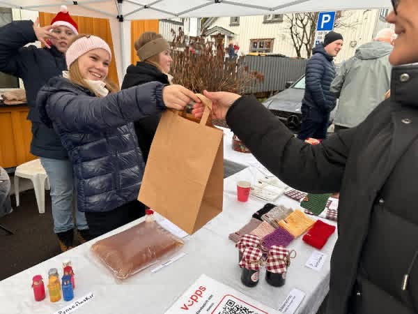 Elever selger fra standen på julemarkedet