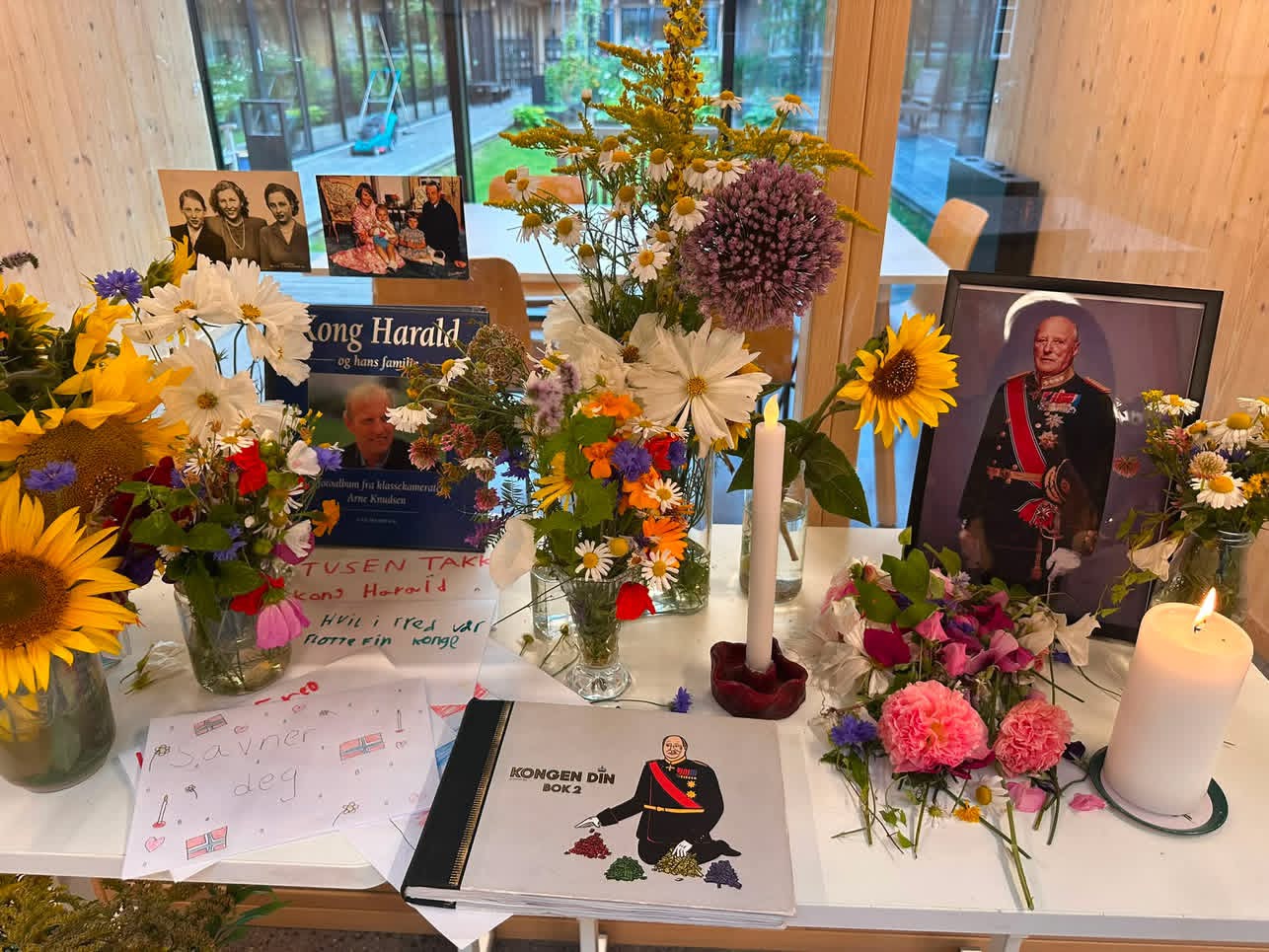 Blomster, lys og elevenes tegninger til Kong Harald